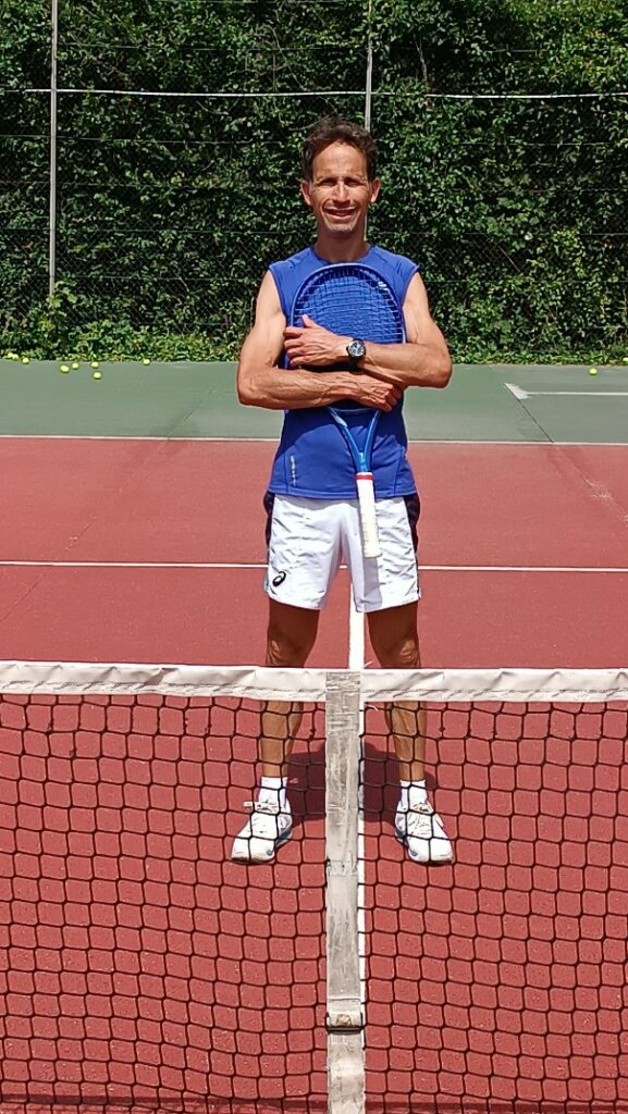 Olivier Issembert, coach de tennis à l'île de Puteaux, certifié PTR Professional